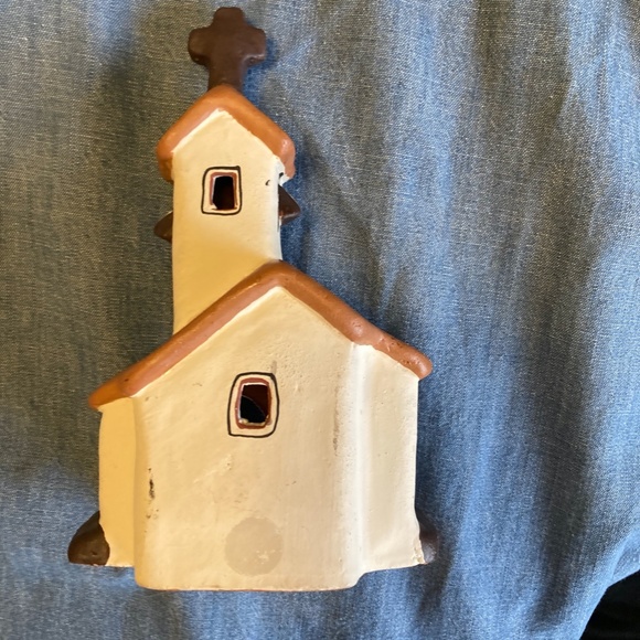 Peruvian red clay ceramic church scene with two adults and baby. - Picture 6 of 8